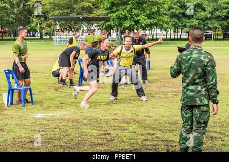 Idaho Army National Guard Maj. Jamie Jarolimek nimmt an einem Relais Spiel als Teil der Tag des Sports 12.08.24 Während Hanuman Guardian 2018 an der Royal Thai Army Kavallerie Zentrum in der Provinz Saraburi. Hanuman, Guardian, 12.08.20 - 30, zeigt, der USA und des Königreichs Thailand Engagement für seine langjährige Allianz, während auch die Stärkung der Fähigkeiten der beiden Kräfte. Stockfoto