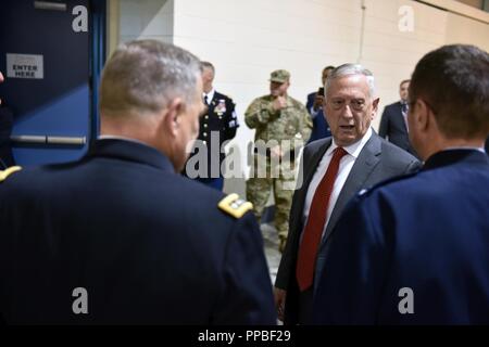 Verteidigungsminister James Mattis Gespräche mit Air Force General Joseph Lengyel, Chief, National Guard Bureau, und Armee Gen. Mark Milley, Stabschef der Armee, an der National Guard Association der Vereinigten Staaten 140 General Conference, New Orleans, Louisiana, Aug 25., 2018. Stockfoto