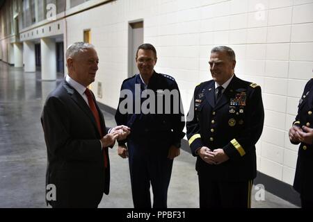 Verteidigungsminister James Mattis Gespräche mit Air Force General Joseph Lengyel, Chief, National Guard Bureau, und Armee Gen. Mark Milley, Stabschef der Armee, an der National Guard Association der Vereinigten Staaten 140 General Conference, New Orleans, Louisiana, Aug 25., 2018. Stockfoto