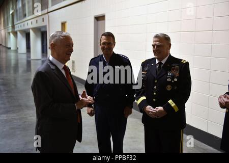 Verteidigungsminister James Mattis Gespräche mit Air Force General Joseph Lengyel, Chief, National Guard Bureau, und Armee Gen. Mark Milley, Stabschef der Armee, an der National Guard Association der Vereinigten Staaten 140 General Conference, New Orleans, Louisiana, Aug 25., 2018. Stockfoto