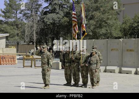 Oberst Matthew R. Weinshel übernimmt das Kommando über die 101. Combat Aviation Brigade, Luftlandedivision (Air Assault) während eine Änderung der Befehl Zeremonie am Flughafen Bagram, Afghanistan, 12.08.25. Weinshel ersetzt Oberst Craig J. u. a., die auf die als Stabschef für PEO Luftfahrt, Armee Zukunft vertikale Aufzug in Huntsville, Alabama. Stockfoto