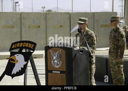 Oberst Matthew R. Weinshel bietet die Erläuterungen sind wie Er übernimmt das Kommando über die 101. Combat Aviation Brigade, Luftlandedivision (Air Assault), während eine Änderung der Befehl Zeremonie am Flughafen Bagram, Afghanistan, 12.08.25. Weinshel, deren jüngste Zuordnung die besondere Mission Flügel, Special Operations Advisory Group in Kabul, Afghanistan war, ersetzt Oberst Craig J. u. a., die nach 30 Monaten im Befehl, wird als Stabschef für PEO Luftfahrt, Armee Zukunft vertikale Aufzug in Huntsville, Alabama. Stockfoto