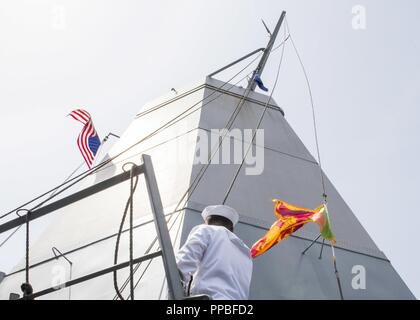 TRINCOMALEE, SRI LANKA (24. August 2018) Quartermaster 2. Klasse Brandon Sassone, von Plainview, N.Y., Hebezeuge der Sri Lankan Nation Flagge von der Brücke Flügel von San Antonio - Klasse amphibious Transport dock USS Anchorage LPD (23) vor einem geplanten Hafen besuch in Trincomalee, Sri Lanka während einer planmäßigen Einsatz der Essex Amphibious Ready Group (ARG) und 13th Marine Expeditionary Unit (MEU). Anchorage und die eingeschifften Marineinfanteristen des 13. MEU führen ein Theater Sicherheit Zusammenarbeit Übung mit der Sri Lankan Navy und Marine Marines. Teil einer wachsenden US-Sri Lanka Naval Stockfoto