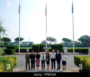 Von links nach rechts, Oberstleutnant Paolo Biachesi, Installation von Base Commander Büro, Camp Darby, Oberstleutnant Sergio di Rosalia, Commander, Carabinieri SETAF, U.S. Army Garrison Italien (Camp Darby); Raffaella Bonsangue, stellvertretender Bürgermeister, Stadt Pisa; Filippo Nogarin, Bürgermeister, Stadt Livorno; Catherine Miller, stellvertretender Garnison Manager, USAG Italien; Eugenio Giani, Präsident des Regionalrates der Toskana; Benjamin V. Wohlauer, amerikanische Konsul in Florenz; und Oberstleutnant Michelle Agpalza, Commander, Army Field Support Battalion-Africa, 405 Army Field Support Brigade Livorno, bei einem Besuch im Camp Darby Stockfoto