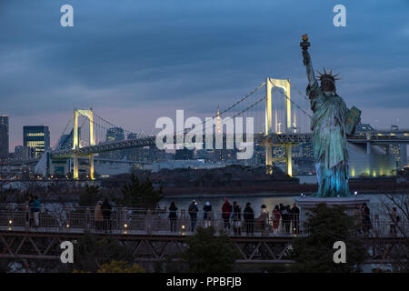 TOKYO, Japan - 21 Feb 2018: Touristen, Ansicht der japanischen Freiheitsstatue und Rainbow Bridge an der blauen Stunde Stockfoto