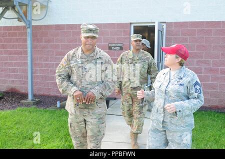 Oberst Shawn Harris, der Direktor des Joint Staff der Virgin Islands National Guard, und Command Sgt. Maj. Derwin Wesson, die Jungferninseln State Command Sergeant Major, besuche die Flieger während der jährlichen Ausbildung an der Indiantown Gap Reginal Training Website in Pittsburgh, PA, August 22. Die 285 Bauingenieur Squadron, Virgin Islands Air National Guard hatte zwei - Woche Training in Vorbereitung auf die bevorstehende Bereitstellung. Stockfoto