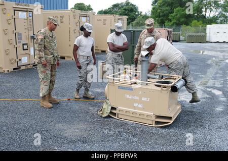 Oberst Shawn Harris, der Direktor des Joint Staff der Virgin Islands National Guard, und Command Sgt. Maj. Derwin Wesson, die Jungferninseln State Command Sergeant Major, besuche die Flieger während der jährlichen Ausbildung an der Indiantown Gap Reginal Training Website in Pittsburgh, PA, August 22. Die 285 Bauingenieur Squadron, Virgin Islands Air National Guard hatte zwei - Woche Training in Vorbereitung auf die bevorstehende Bereitstellung. Stockfoto