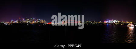 Ein Panoramabild in der Nacht der Hafen von Sydney, die Oper und die Brücke zu schätzen wissen. Nur eine zauberhafte Stadt, eine Stadt in Australien. Stockfoto