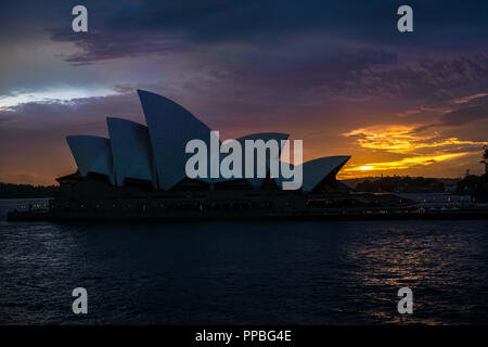 Ein gelbes Licht der Sonne kommt von hinter dem Opernhaus von Sydney in Australien. Dieser Ort seine einfach magisch. Stockfoto