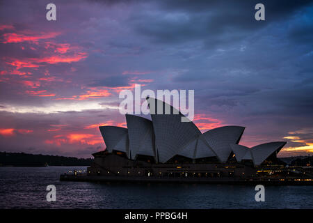 Sonnenaufgang hinter dem Opernhaus von Sydney in Australien. Einer der Magischen placees in der Welt. Stockfoto