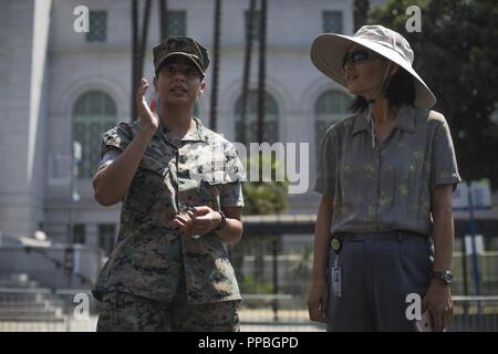 Us Marine Corps Lance Cpl. Crystal Quiroz, ein Kfz-Fahrer mit 1 medizinischen Bataillon, 1. Marine Logistics Group, spricht mit ein Teilnehmer während der humanitären Hilfe Katastrophenhilfe Dorf Demonstration in Los Angeles, Calif., Aug 28., 2018. Die Veranstaltung umfasste Statische zeigt aus der US-Marines, die Stadt Los Angeles Behörden für öffentliche Sicherheit, Los Angeles County Office des Notfallmanagements und mehreren gemeinnützigen Partnern. Durch flotte Wochen, das Militär erhält die Gelegenheit, Politiker und die Öffentlichkeit über die Marine Corps und der Marine zu erziehen. Stockfoto