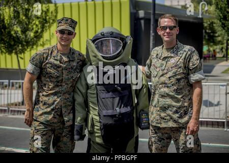 Us Marine Corps Sgt. David Bloxham (links) und Gunnery Sgt. Kyle Winjum (rechts), sowohl für die Beseitigung von Explosivstoffen Techniker mit der Bekämpfung der Logistik Bataillon 15, 1 Marine Logistik Gruppe, posieren für ein Foto während der humanitären Hilfe, Katastrophenhilfe Dorf Demonstration in Los Angeles, Calif., Aug 28., 2018. Die Teilnehmer gingen durch eine statische Darstellung über die community Bereitschaft zu lernen und wie man sich darauf vorbereiten, ihre Familie und ihre Gemeinschaft während einer Katastrophe. Durch flotte Wochen, das Militär erhält die Gelegenheit, Politiker und die Öffentlichkeit über die Mari zu erziehen Stockfoto