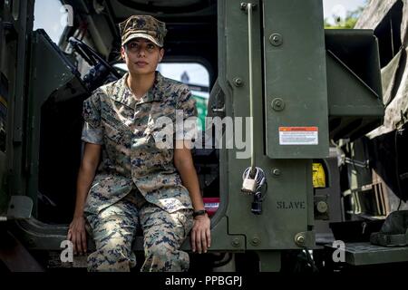 Us Marine Corps Lance Cpl. Crystal Quiroz, ein Los Angeles native und Kfz Fahrer mit 1 medizinischen Bataillon, 1. Marine Logistik Gruppe, posiert für ein Foto während der humanitären Hilfe, Katastrophenhilfe Dorf Demonstration in Los Angeles, Calif., Aug 28., 2018. Die Veranstaltung umfasste Statische zeigt aus der US-Marines, die Stadt Los Angeles Behörden für öffentliche Sicherheit, Los Angeles County Office des Notfallmanagements und mehreren gemeinnützigen Partnern. Durch flotte Wochen, das Militär erhält die Gelegenheit, Politiker und die Öffentlichkeit über die Marine Corps und der Marine zu erziehen. Stockfoto