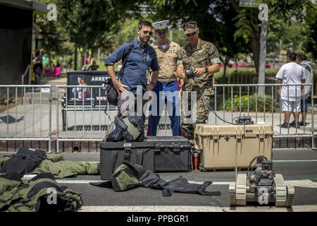 Us Marine Corps Sgt. David Bloxham, eine Beseitigung von Explosivstoffen Techniker mit der Bekämpfung der Logistik Gruppe 15, 1 Marine Logistics Group, betreibt eine 310-V-Roboter während der humanitären Hilfe, Katastrophenhilfe Dorf Demonstration in Los Angeles, Calif., Aug 28., 2018. Die Veranstaltung umfasste Statische zeigt aus der US-Marines, die Stadt Los Angeles Behörden für öffentliche Sicherheit, Los Angeles County Office des Notfallmanagements und mehreren gemeinnützigen Partnern. Ich MEF bietet das Marine Corps ein weltweit ansprechbar, Auslandseinsätze, und voll skalierbar Marine Air Ground Task Force (MAGTF), das fähig ist, o Stockfoto