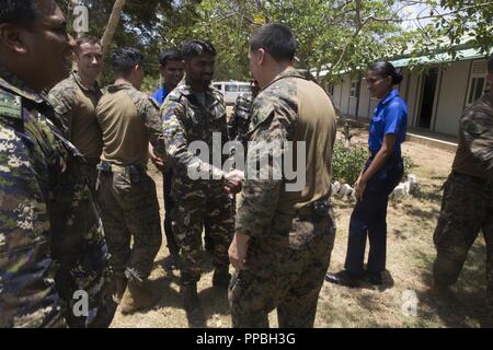 SRI LANKA - U.S. Navy Corpsman mit dem 13 Marine Expeditionary Unit (MEU) Vielen Sri Lankan Navy medizinisches Personal zur Teilnahme an einem medizinischen Ausbildung Entwicklung während der planmäßigen Einsatz der Essex Amphibious Ready Group (ARG) und 13 MEU, 25. August 2018. Die San Antonio-Klasse amphibious Transport dock USS Anchorage LPD (23) und die eingeschifften Marineinfanteristen des 13. MEU führen ein Theater Sicherheit Zusammenarbeit Übung mit der Sri Lankan Navy und Marine Marines. Teil einer wachsenden US-Sri Lanka naval Partnerschaft, die Übung ist auch eine Gelegenheit für die USA Fliehen 7. Stockfoto