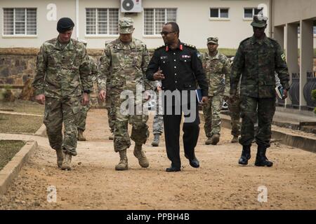 Us-Armee Brig. Gen. Lapthe Flora, stellvertretender kommandierender General der US-Armee Afrika, erhält eine Tour von Oberst (Dr.) Eugene Ngoga, Ruanda Lazarett, Direktor, während MEDRETE 18-5 an der militärischen Krankenhaus Ruanda, Kigali, Ruanda, Aug 20., 2018. MEDRETE 18-5 ist die erste gemeinsame Anstrengungen für eine medizinische Bereitschaft Übung zwischen der Ruandischen Regierung und der US-Armee Afrika. Die Übung ist Teil einer Reihe von medizinischen Readiness Training, dass die US-Armee Afrika geplant ist innerhalb der verschiedenen Länder in Afrika zu erleichtern, und dient als eine Chance für die Partnerschaft Militärs eine abzuziehen Stockfoto