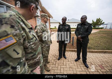 Us-Armee Oberst Doug Phillips, Links, team Offizier, 28 Combat Support Hospital, interagiert mit Krankenhauspersonal während MEDRETE 18-5 an der militärischen Krankenhaus Ruanda, Kigali, Ruanda, 23.08.2018. MEDRETE 18-5 ist die erste gemeinsame Anstrengungen für eine medizinische Bereitschaft Übung zwischen der Ruandischen Regierung und der US-Armee Afrika. Die Übung ist Teil einer Reihe von medizinischen Readiness Training, dass die US-Armee Afrika geplant ist innerhalb der verschiedenen Länder in Afrika zu erleichtern, und dient als eine Chance für die Partnerschaft Militärs zu schärfen und ihre allgemeine Chirurgie und palagnedra stärken Stockfoto