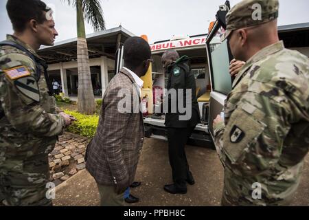 Soldaten aus 28 der US Army Combat Support Hospital und der Ruanda Lazarett, Tour der Krankenwagen auf der Allgemeinen Masaka Klinik während MEDRETE 18-5 bei Kigali, Ruanda, 23.08.2018. MEDRETE 18-5 ist die erste gemeinsame Anstrengungen für eine medizinische Bereitschaft Übung zwischen der Ruandischen Regierung und der US-Armee Afrika. Die Übung ist Teil einer Reihe von medizinischen Readiness Training, dass die US-Armee Afrika geplant ist innerhalb der verschiedenen Länder in Afrika zu erleichtern, und dient als eine Chance für die Partnerschaft Militärs zu schärfen und ihre allgemeine Chirurgie und Unfallchirurgie ski stärken Stockfoto