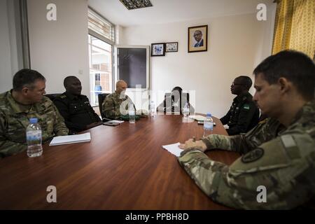 Soldaten aus 28 der US Army Combat Support Hospital und der Ruanda Lazarett, halten Sie eine der Tasten gedrückt, leader Auseinandersetzung mit Dr. Marcel Uwizeye, Direktor des Allgemeinen Masaka Klinik während MEDRETE 18-5 bei Kigali, Ruanda, 23.08.2018. MEDRETE 18-5 ist die erste gemeinsame Anstrengungen für eine medizinische Bereitschaft Übung zwischen der Ruandischen Regierung und der US-Armee Afrika. Die Übung ist Teil einer Reihe von medizinischen Readiness Training, dass die US-Armee Afrika geplant ist innerhalb der verschiedenen Länder in Afrika zu erleichtern, und dient als eine Chance für die Partnerschaft Streitkräfte abzuziehen und str Stockfoto