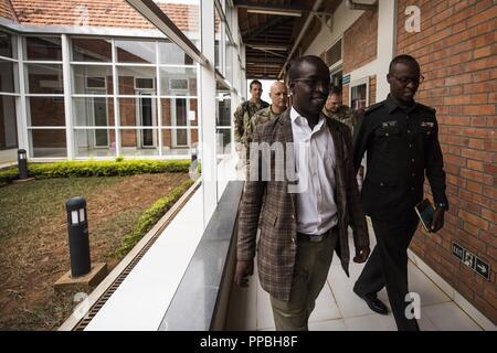 Soldaten aus 28 der US Army Combat Support Hospital und der Ruanda Lazarett, Besichtigung der Allgemeinen Masaka Krankenhaus mit Dr. Marcel Uwizeye, Krankenhausdirektor, während MEDRETE 18-5 bei Kigali, Ruanda, 23.08.2018. MEDRETE 18-5 ist die erste gemeinsame Anstrengungen für eine medizinische Bereitschaft Übung zwischen der Ruandischen Regierung und der US-Armee Afrika. Die Übung ist Teil einer Reihe von medizinischen Readiness Training, dass die US-Armee Afrika geplant ist innerhalb der verschiedenen Länder in Afrika zu erleichtern, und dient als eine Chance für die Partnerschaft Militärs zu schärfen und ihre Gene stärken Stockfoto