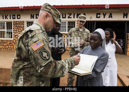 Us-Armee Oberst Doug Phillips, team Offizier, 28 Combat Support Hospital, Zeichen das Gästebuch Nach der Tour durch den Masaka Health Center Services während der MEDRETE 18-5 bei Kigali, Ruanda, 23.08.2018. MEDRETE 18-5 ist die erste gemeinsame Anstrengungen für eine medizinische Bereitschaft Übung zwischen der Ruandischen Regierung und der US-Armee Afrika. Die Übung ist Teil einer Reihe von medizinischen Readiness Training, dass die US-Armee Afrika geplant ist innerhalb der verschiedenen Länder in Afrika zu erleichtern, und dient als eine Chance für die Partnerschaft Militärs zu schärfen und ihre allgemeine Chirurgie und t stärken Stockfoto