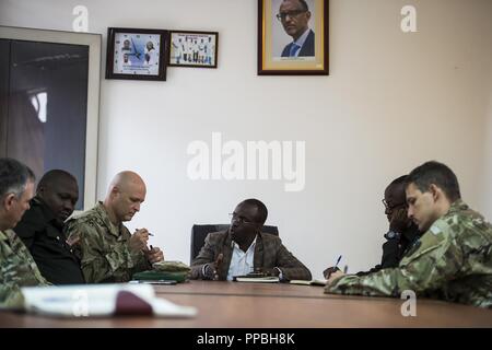 Soldaten aus 28 der US Army Combat Support Hospital und der Ruanda Lazarett, halten Sie eine der Tasten gedrückt, leader Auseinandersetzung mit Dr. Marcel Uwizeye, Direktor des Allgemeinen Masaka Klinik während MEDRETE 18-5 bei Kigali, Ruanda, 23.08.2018. MEDRETE 18-5 ist die erste gemeinsame Anstrengungen für eine medizinische Bereitschaft Übung zwischen der Ruandischen Regierung und der US-Armee Afrika. Die Übung ist Teil einer Reihe von medizinischen Readiness Training, dass die US-Armee Afrika geplant ist innerhalb der verschiedenen Länder in Afrika zu erleichtern, und dient als eine Chance für die Partnerschaft Streitkräfte abzuziehen und str Stockfoto