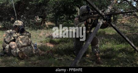 Ein Sniper Team mit der 1. Staffel, 2. Reiterregiment Ziel und Ort Ziele bei einer gemeinsamen kombinierte Waffen live fire Übung 12.08.26-30 an Bemowo Piskie, Polen. Die CALFEX wurde entwickelt, um die Bereitschaft zu erhalten und die Interoperabilität zwischen BPTA Soldaten bauen. Die Soldaten sind auf eine 6-monatige Rotation Zuordnung zur Unterstützung der Multinationalen Battle Group aus USA, Großbritannien, Kroatischen und rumänischen Soldaten, die mit der polnischen 15 mechanisierte Brigade dienen als Verteidigung und Abschreckung Kraft im Nordosten Polens in der NATO verstärkte Präsenz an Bpta weiterleiten. Stockfoto