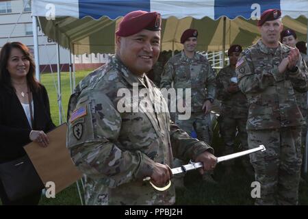 Command Sgt. Maj. Robert Duenas erhält ein Geschenk der Wertschätzung von Oberst Jason Jones im Namen der Fallschirmjäger des 4 Infantry Brigade Combat Team (aus der Luft). Duenas Verantwortung bei Pershing Feld, Joint Base Elmendorf-Richardson, Alaska, 28 Aug, 2018 aufgegeben. Stockfoto