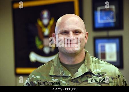 U.S. Army Staff Sgt. Trenton Huntsinger dient als die US-Armee Platz und Missile Defense Command/Armee strategische Kommando des G-3 noncommissioned Officer bei Redstone Arsenal, Alabama. Huntsinger ist der Befehl Belegschaft Mittwoch empfohlene Soldat für 12.08.29. Stockfoto