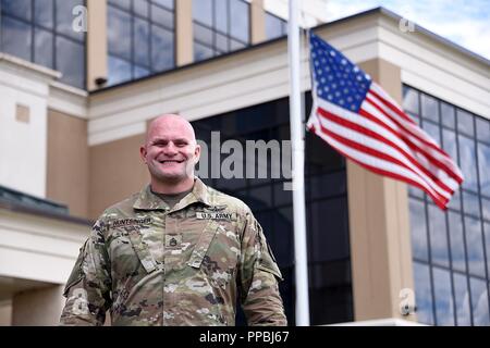 U.S. Army Staff Sgt. Trenton Huntsinger dient als die US-Armee Platz und Missile Defense Command/Armee strategische Kommando des G-3 noncommissioned Officer bei Redstone Arsenal, Alabama. Huntsinger ist der Befehl Belegschaft Mittwoch empfohlene Soldat für 12.08.29. Stockfoto