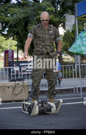 Us Marine Corps Sgt. David Bloxham, Waterford, Wisconsin Eingeborener und eine Beseitigung von Explosivstoffen Techniker mit der Bekämpfung der Logistik Bataillon 15, 1 Marine Logistik Gruppe, demonstriert die Funktionen eines 310-V-Roboter während der humanitären Hilfe, Katastrophenhilfe Dorf Demonstration in Los Angeles, Calif., Aug 29., 2018. Die Teilnehmer gingen durch eine statische Darstellung über die community Bereitschaft zu lernen und wie man sich darauf vorbereiten, ihre Familie und ihre Gemeinschaft während einer Katastrophe. Durch flotte Wochen, das Militär erhält die Gelegenheit, Politiker und die allgemeine Pub zu erziehen Stockfoto