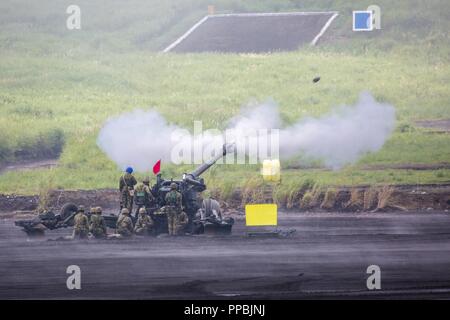 Kombinierte WAFFEN TRAINING CENTER CAMP FUJI, GOTEMBA, Japan - Japan Masse Verteidigung-kraft service Mitglieder Brände ein M777A2 lightweight 155 mm Haubitze in kurzer Reichweite Ziel während der jährlichen Fuji Feuerkraft Demonstration 12.08.26 Auf kombinierte Waffen Training Center Camp Fuji, Gotemba, Japan. Die Demonstration führte die Mitglieder der lokalen und US-Gemeinschaften zusammen zu beobachten und ein besseres Verständnis für Ihre Fähigkeiten in Bezug auf die Verteidigung von Japan gewinnen. Rund 3.000 JGSDF service Mitglieder nahmen an der diesjährigen Übung. Stockfoto