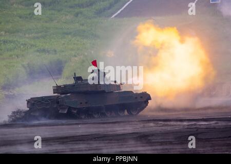Kombinierte WAFFEN TRAINING CENTER CAMP FUJI, GOTEMBA, Japan - ein Japan Masse Verteidigung-kraft Typ-90 Tank an einem langfristigen Ziel während der jährlichen Fuji Feuerkraft Demonstration 12.08.26 Auf kombinierte Waffen Training Center Camp Fuji, Gotemba, Japan. Die Demonstration führte die Mitglieder der lokalen und US-Gemeinschaften zusammen zu beobachten und ein besseres Verständnis für Ihre Fähigkeiten in Bezug auf die Verteidigung von Japan gewinnen. Erste für die Öffentlichkeit geöffnet im Jahre 1966, der JGSDF verwendet diese Demonstrationen als eine Möglichkeit, das Verständnis in der Öffentlichkeit für ihre Fähigkeiten zu verbessern. Stockfoto