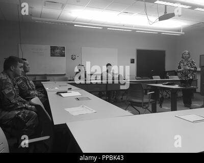 Armee Dienst an der Gemeinschaft finanzielle Ratgeber, Darlene Pearson Schriftsatz Ehegatten an einer Familie Bereitschaft Gruppe Sitzung des Lenkungsausschusses am 92. Engineer Bn., 12.08.28. Stockfoto