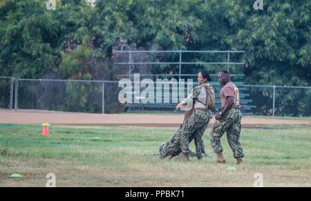 SAN DIEGO (29. August 2018) Chief Yeoman wählen Sie Amberina Panton zieht Senior Chief Personnel Spezialist Jessica Morales sowohl an die in den Küstenzonen Riverine Group (CRG) 1 während des Kampfes Fitness Test (CFT) als Teil der CPO Einleitung bei Montgomery-Waller Park in San Diego vergeben. CPO Initiation ist eine professionelle Aus- und Weiterbildung Umwelt, die beginnt, wenn die Ansage freigegeben wird, und Zeit-Tradition auf der Team-/Personen als Führer von Integrität, Verantwortlichkeit, Initiative und Zähigkeit konzentrierte sich geehrt. CRG stellt eine Kernkompetenz benannten hohen Wert des gesamten Vermögens zu verteidigen. Stockfoto