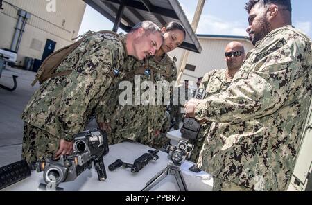 SAN DIEGO (29. August 2018) Chief Petty Officers (CPO) und CPO Selectees zu Küstengebieten Riverine Group (CRG) 1 Individuelle Kampftechniken (ICS) Ausbildung als Teil der CPO Einleitung in San Diego vergeben. CPO Initiation ist eine professionelle Aus- und Weiterbildung Umwelt, die beginnt, wenn die Ansage freigegeben wird, und Zeit-Tradition auf der Team-/Personen als Führer von Integrität, Verantwortlichkeit, Initiative und Zähigkeit konzentrierte sich geehrt. CRG stellt eine Kernkompetenz bezeichnet hochwertige Assets über das Grün und Blau, Wasser, Umwelt und die Bereitstellung von Portierbaren AF zu verteidigen. Stockfoto