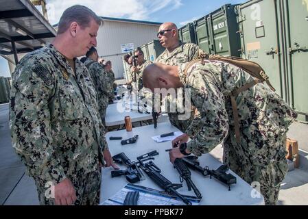 SAN DIEGO (29. August 2018) Chief Petty Officers (CPO) und CPO Selectees zu Küstengebieten Riverine Group (CRG) 1 Individuelle Kampftechniken (ICS) Ausbildung als Teil der CPO Einleitung in San Diego vergeben. CPO Initiation ist eine professionelle Aus- und Weiterbildung Umwelt, die beginnt, wenn die Ansage freigegeben wird, und Zeit-Tradition auf der Team-/Personen als Führer von Integrität, Verantwortlichkeit, Initiative und Zähigkeit konzentrierte sich geehrt. CRG stellt eine Kernkompetenz bezeichnet hochwertige Assets über das Grün und Blau, Wasser, Umwelt und die Bereitstellung von Portierbaren AF zu verteidigen. Stockfoto