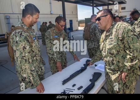 SAN DIEGO (29. August 2018) Senior Chief Master-At John Urias, Senior Soldaten leader (SEL) zugeordnet, damit der Küsten Riverine Group (CRG) 1, liefert Waffen Einarbeitung an Chief Engineman wählen Sie Samuel Wiley und Chief Operation Spezialist wählen Sie Sean McDonald bei einzelnen Kampftechniken (ICS) Ausbildung als Teil der CPO Einleitung in San Diego. CPO Initiation ist eine professionelle Aus- und Weiterbildung Umwelt, die beginnt, wenn die Ansage freigegeben wird, und Zeit-Tradition auf der Team-/Personen als Führer von Integrität, Verantwortlichkeit, Initiative und Zähigkeit konzentrierte sich geehrt. Stockfoto