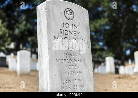 Grabstein der U.S. Navy Adm. John Sidney McCain Jr. "Jack" in Kapitel 3 in den nationalen Friedhof von Arlington, Arlington, Virginia, 30. August 2018. Geboren am 17. Januar 1911, McCain studierte an der US Naval Academy in 1931. Während des zweiten Weltkrieges stellte er das u-boot Gunnel (SS-253), die Aufklärung in Nordafrika durchgeführt werden geboten. Er nahm später die Yacht in den Pazifik, wo er eine japanische Zerstörer versank und beschädigte zusätzliche Feind Versand. Er auch Dentuda (SS-335), die Aktion sah gegen Ende des Krieges ein Aktivierungsbefehl gegeben wurde. Während des Kalten Krieges diente er in einer Reihe von Ufer und flotte Zuweisungen, einschließlich Co Stockfoto