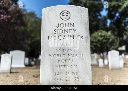 Grabstein der U.S. Navy Adm. John Sidney McCain Jr. "Jack" in Kapitel 3 in den nationalen Friedhof von Arlington, Arlington, Virginia, 30. August 2018. Geboren am 17. Januar 1911, McCain studierte an der US Naval Academy in 1931. Während des zweiten Weltkrieges stellte er das u-boot Gunnel (SS-253), die Aufklärung in Nordafrika durchgeführt werden geboten. Er nahm später die Yacht in den Pazifik, wo er eine japanische Zerstörer versank und beschädigte zusätzliche Feind Versand. Er auch Dentuda (SS-335), die Aktion sah gegen Ende des Krieges ein Aktivierungsbefehl gegeben wurde. Während des Kalten Krieges diente er in einer Reihe von Ufer und flotte Zuweisungen, einschließlich Co Stockfoto