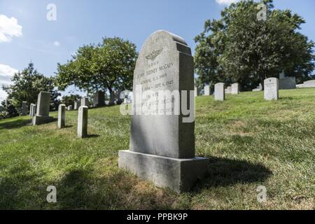 Grabstein der U.S. Navy Adm. John Sidney McCain "Durchlauf" Sr. In Abschnitt 3 der Arlington National Cemetery, Arlington, Virginia, 30. August 2018. Geboren am 9. August 1884, McCain studierte an der US Naval Academy in 1906. Er diente, wie der technische Offizier auf San Diego (ACR-6) während des Ersten Weltkrieges, bis Mai 1918. Er ging auf Flugzeuge, Südpazifik und Südpazifik Kraft, während die Salomonen Kampagne 1942 auf Befehl. Später, er TF-38 während der Fahrt in die Philippinen geboten, die Erfassung von Okinawa und die Kapitulation Japans. Für diesen Befehl erhielt er das Navy Cross. McCain starb Sep Stockfoto