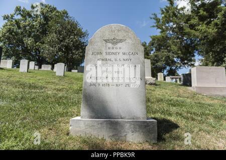 Grabstein der U.S. Navy Adm. John Sidney McCain "Durchlauf" Sr. In Abschnitt 3 der Arlington National Cemetery, Arlington, Virginia, 30. August 2018. Geboren am 9. August 1884, McCain studierte an der US Naval Academy in 1906. Er diente, wie der technische Offizier auf San Diego (ACR-6) während des Ersten Weltkrieges, bis Mai 1918. Er ging auf Flugzeuge, Südpazifik und Südpazifik Kraft, während die Salomonen Kampagne 1942 auf Befehl. Später, er TF-38 während der Fahrt in die Philippinen geboten, die Erfassung von Okinawa und die Kapitulation Japans. Für diesen Befehl erhielt er das Navy Cross. McCain starb Sep Stockfoto