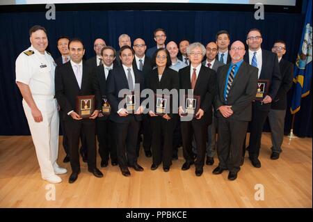 Die mathematische Forschung und Engineering Erwerb Werkzeuge und Umgebungen (Erstellen) - Schiffe Team erhält der Stellvertretende Adm. Emory S. Land Award für Collaboration Excellence am Naval Surface Warfare Center, Carderock Abteilung Ehren Preisverleihung 12.08.28, 2018 in Bethesda, Md. Das Team überspannt alle technischen Codes an Carderock und Sie sind: Dr. Shawn Aram, Raymond DeFrese, Dr. Keegan Delaney, Dr. John Gilbert, Dr. Alexander Grau, Todd Heidenreich, Jeffrey Hough, Dr. Jun Li, Dory Lummer, Michael Miraglia, Cathy Ngo, Dr. Bong Rhee, Cullen Hofkirchen, Dr. Hua Shan, Jonathan Stergiou, Reich Stockfoto