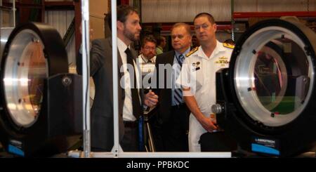 DAHLGREN, Va (Aug. 16, 2018) - Dr. Chris Lloyd, High Energy Laser Letalität Leitung bei Naval Surface Warfare Center Dahlgren Division (NSWCDD), Schriftsatz der Royal Australian Navy (RAN) Commodore Peter Leavy und seine Delegation an der NSWCDD Laser Letalität Lab während des Lief delegation NSWCDD besuchen. Lloyd erklärt die Bedeutung der rigorosen Modellierung und Labortests gegen target Materialien zu gewährleisten high energy laser Systeme gebaut werden, die den Anforderungen der warfighter treffen sich einmal aufgefangen. NSWCDD ist auf seine Kenntnisse der elektromagnetischen Trägerraketen, hypervelocity Geschosse, und Direc Stockfoto