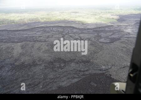 Die lava River Bed südlich von Spalte # 8 von Oklahoma Army National Guard UH-60 Blackhawk während einer Luftbildaufnahmen von Gebieten der Insel durch die letzte Eruption getätigt worden. Das Hawaii Army National Guard vorgesehenen Schlüssel Führung von der Hawaii County, FEMA, USGS, und der Oregon National Guard mit einer Antenne Umfrage der Gebiete der Insel durch die letzte Eruption und Hurricane Lane erfolgen. 29. August 2018, Hilo Hawaii. Stockfoto