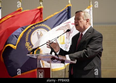 Us-Senat Minderheit Peitsche und Illinois Senator Richard Durbin bietet Erläuterungen zu den Ribbon Cutting für die Olmsted Schleusen und Damm, 12.08.30, in Olmsted, IL. Die Zeremonie bewirtet durch die US-Armee Korps der Ingenieure' Louisville District enthalten einen zeremoniellen Sperren durch und das Engagement der Wicket lifter Barge. Die Olmsted Schlösser und Dam-Projekt, das den Austausch von zwei älteren Schlösser 52 und 53, verlässliche Navigation zu den Ohio River bietet Millionen von Dollar für die wirtschaftliche Gewinne bringen jährlich. Olmsted Schleusen und Damm ist die größte Corps Projekt seit den Panamakanal. Es besteht Stockfoto