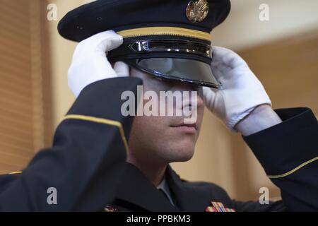 Ein Mitglied der Pennsylvania National Guard ehrt Platoon macht letzte Einstellungen an seiner Uniform, bevor eine würdige Übertragung von Senator John McCain's Performing bleibt in den Arizona State Capitol rotunde am 29. August. Die Arizona National Guard militärischen Ehren platoon zur Verfügung würdige Übertragungen von der Senator bleibt zum und vom Capitol Gebäude und erleichtert seine würdige bei der Barry Goldwater California Air National Guard base. (Arizona National Guard Stockfoto