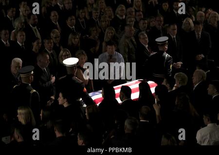 Mitglieder des gemeinsamen Ehrengarde escort die Überreste von Senator John McCain in den Norden Phoenix Baptist Church als Teilnehmer am 30. August. Die Arizona National Guard militärischen Ehren platoon zur Verfügung würdige Übertragungen von der Senator bleibt zum und vom Capitol Building und Arizona Luft Wachposten seine würdige bei der Barry Goldwater California Air National Guard base erleichtert. (Arizona National Guard Stockfoto