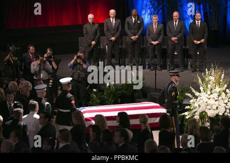 Vizepräsident Joe Biden, der zweite von links, und andere Hommage an Senator John McCain 30. August an Service im Zentrum von Phoenix statt. Die Arizona National Guard militärischen Ehren platoon zur Verfügung würdige Übertragungen von der Senator bleibt zum und vom Capitol Building und Arizona Luft Wachposten seine würdige bei der Barry Goldwater California Air National Guard base erleichtert. (Arizona National Guard Stockfoto