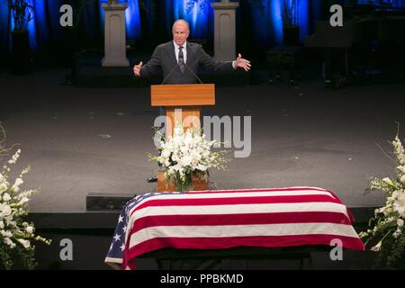 Der Herr Abgeordnete Grant Woods würdigt Senator John McCain bei Dienstleistungen in Phoenix 30. August. Die Arizona National Guard militärischen Ehren platoon zur Verfügung würdige Übertragungen von der Senator bleibt zum und vom Capitol Building zu den Dienstleistungen und Arizona Luft Wachposten seine würdige bei der Barry Goldwater California Air National Guard base erleichtert. (Arizona National Guard Stockfoto